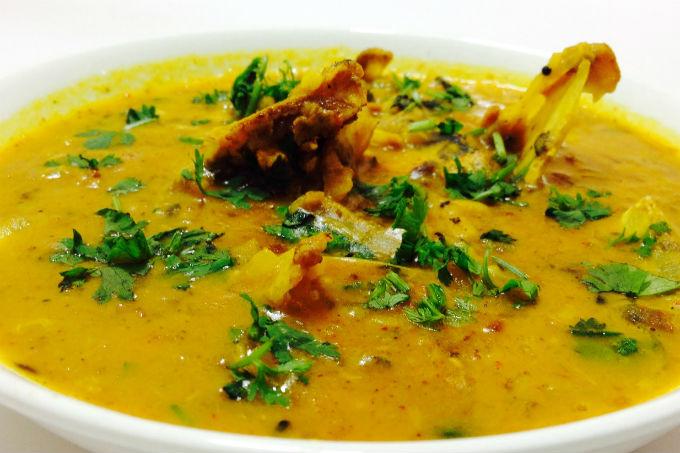 রুই বা কাতলা মাছের মাথা দিয়ে মুড়িঘণ্ট