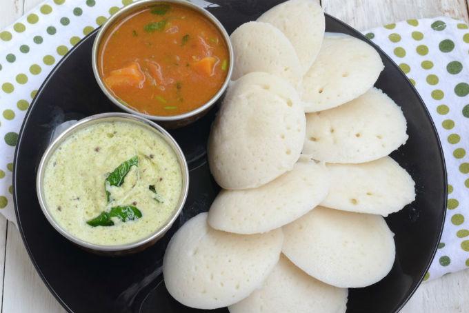 মজাদার নারকেলের চাটনির সাথে ইডলি
