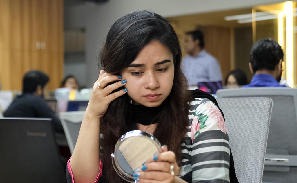 অফিসে বসেও কীভাবে করবেন বেসিক স্কিন কেয়ার?