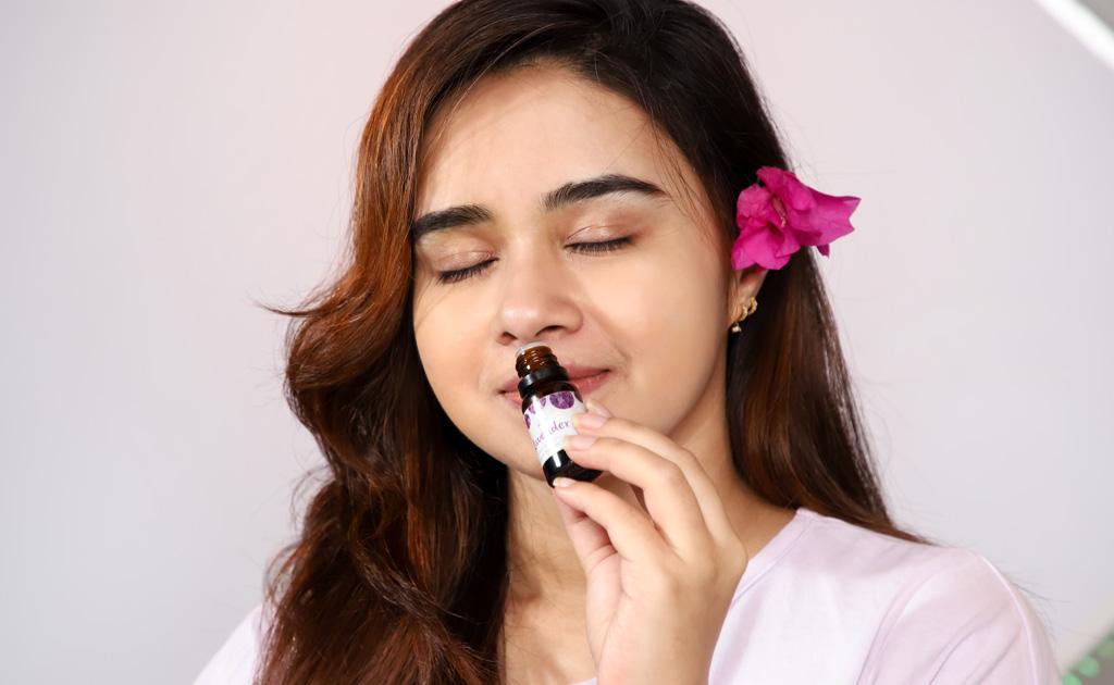 ভালো ঘুমের জন্য ও বিউটি সল্যুশনে ল্যাভেন্ডার অ্যাসেনশিয়াল অয়েল!