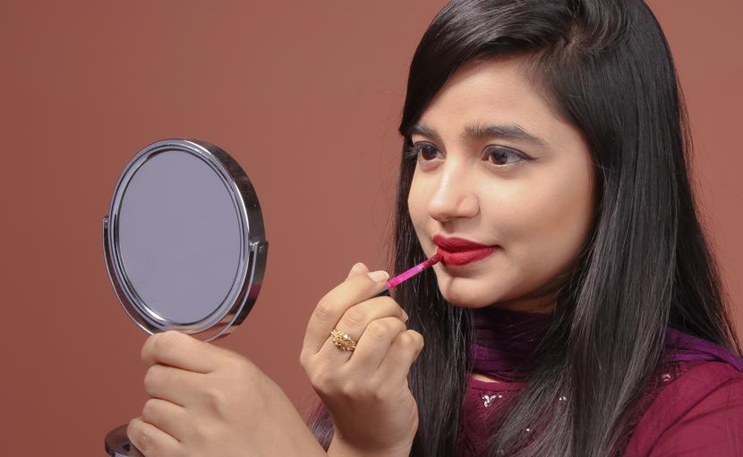 ম্যাট লিপস্টিক অ্যাপ্লাইয়ের পর ঠোঁট ড্রাই হয়ে যাচ্ছে?