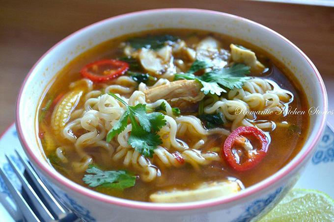 ক্লিয়ার টম ইয়াম সুপ উইথ নুডুলস