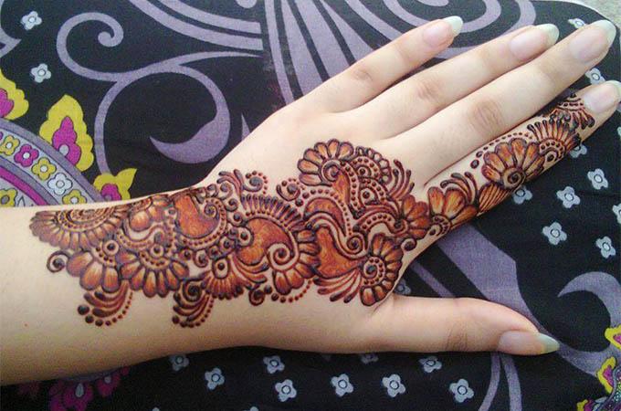 কীভাবে পাবেন গাঢ় আর দীর্ঘস্থায়ী মেহেদির রঙ