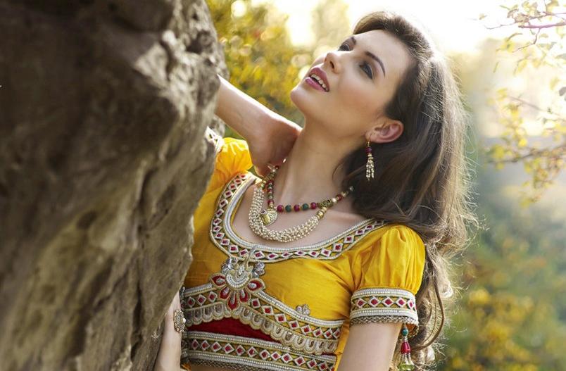 ব্লাউজে মোহনীয় আপনি