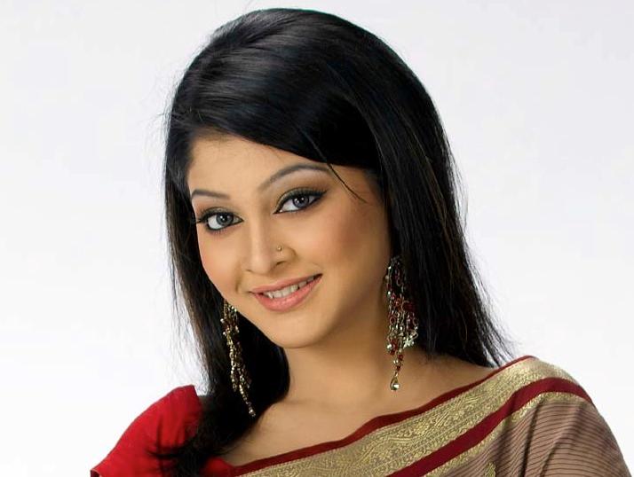 নাক ফুলে অনন্যা নারী..