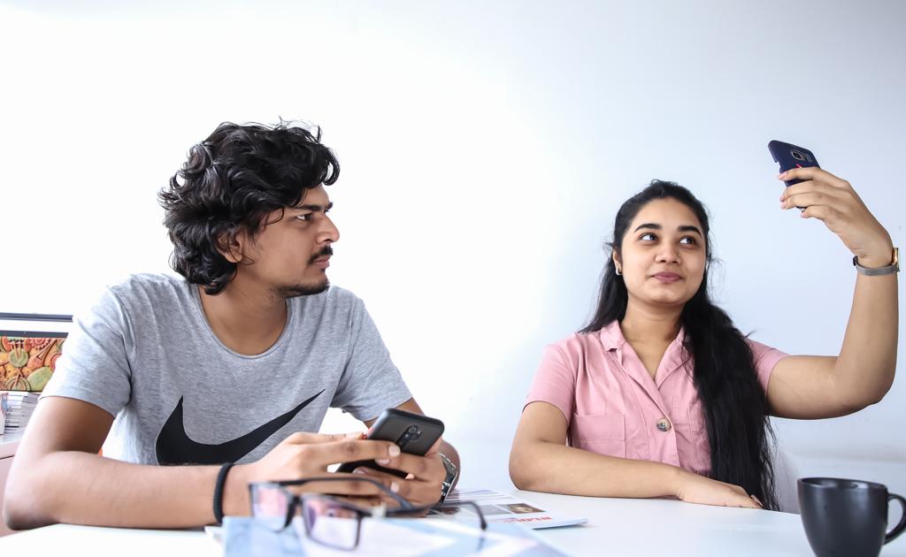 সোশ্যাল মিডিয়া থেকে দূরে রাখুন সাংসারিক জীবনের খুঁটিনাটি