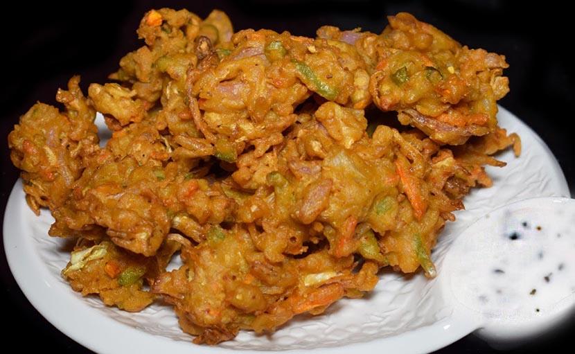 মচমচে পাকোড়া আর সাথে স্পাইসি গার্লিক সস!