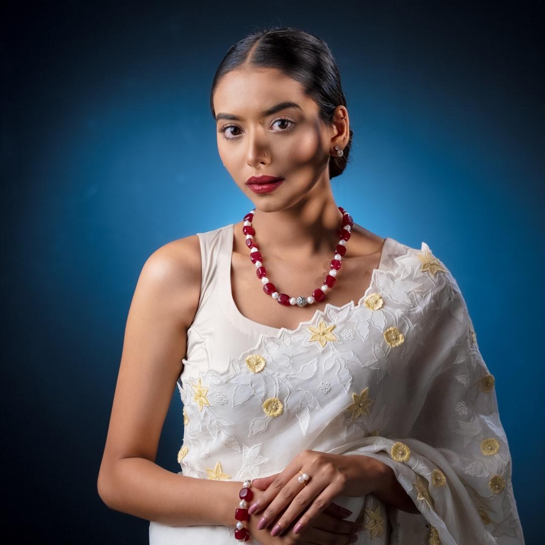 Crimson Elegance – Shajgoj