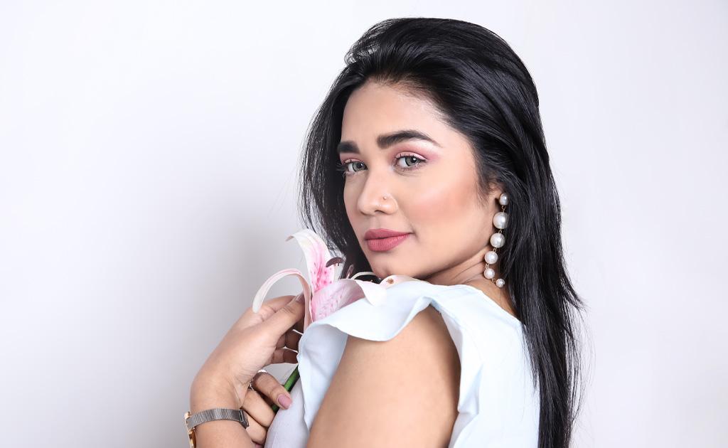 গ্লোয়িং ও ন্যাচারাল মেকআপ লুক নিজেই ক্রিয়েট করুন মাত্র ৫টি ধাপে!