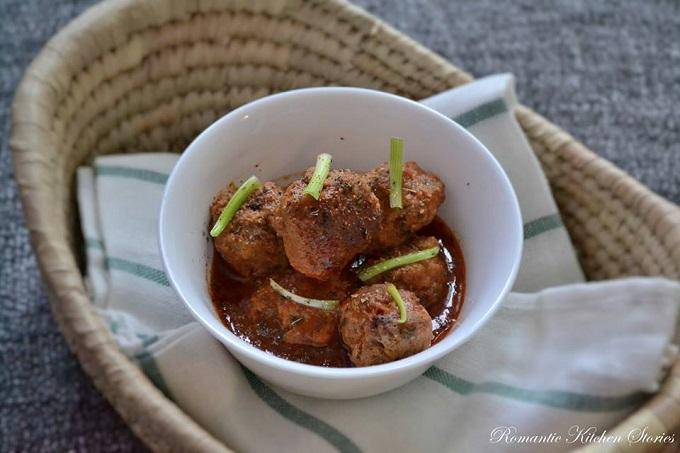 ক্লাসিক ইটালিয়ান মিটবল ইন টমেটো সস
